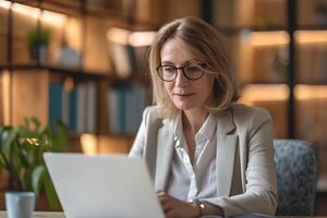 ai generato professionale adornare, di mezza età donna d'affari impegnato con il computer portatile nel ufficio foto