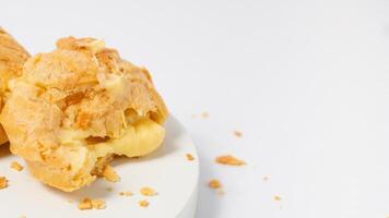 appena al forno crema sbuffi o vaniglia eclairs isolato su bianca sfondo foto