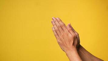 Uomini mani preghiere e accattonaggio Dio per perdono su un' giallo sfondo foto