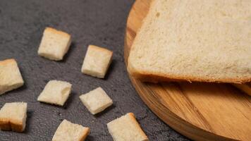 fette di bianca pane su un' di legno tavola foto