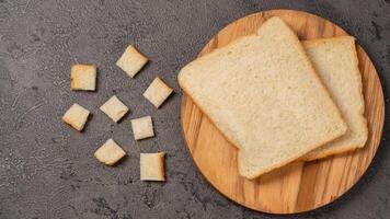 fette di bianca pane su un' di legno tavola foto