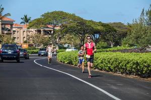 waikoloa, usa, 3 aprile 2011 - corridori non identificati sul triathlon lavaman a waikoloa, hawaii. si svolge in formato olimpico: 1,5 km di nuoto, 40 km in bicicletta e 10 km di corsa. foto