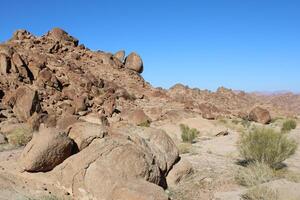 un' bellissimo giorno Visualizza di il montagna gamma adiacente per Diviso roccia nel tabù, Arabia arabia. foto