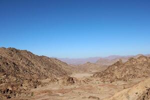 un' bellissimo giorno Visualizza di il montagna gamma adiacente per Diviso roccia nel tabù, Arabia arabia. foto