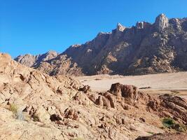 un' bellissimo giorno Visualizza di il montagna gamma adiacente per Diviso roccia nel tabù, Arabia arabia. foto