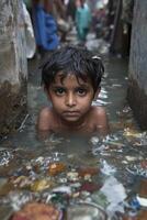 ai generato povero indiano bambini fare il bagno nel il liquame acqua drain nel il villaggio foto