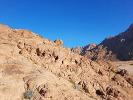 un' bellissimo giorno Visualizza di il montagna gamma adiacente per Diviso roccia nel tabù, Arabia arabia. foto