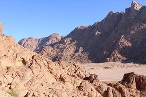 un' bellissimo giorno Visualizza di il montagna gamma adiacente per Diviso roccia nel tabù, Arabia arabia. foto