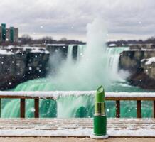 ai generato verde rossetto su il sfondo di il Niagara cascate nel inverno. foto