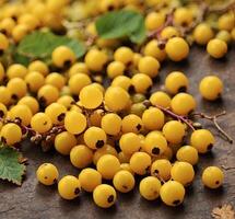 ai generato giallo ribes frutti di bosco su un' rustico di legno sfondo. selettivo messa a fuoco. foto