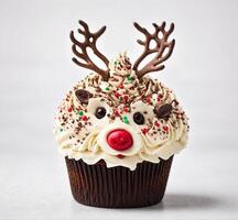 ai generato Natale Cupcake con renna su bianca sfondo, avvicinamento foto