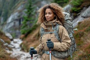 ai generato un' singolo femmina viaggiatore esplorando il la zona nel autunno foto