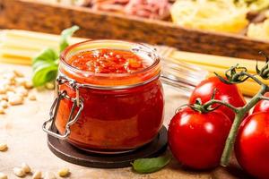 barattolo di vetro con pasta di pomodoro piccante classica fatta in casa o salsa per pizza.