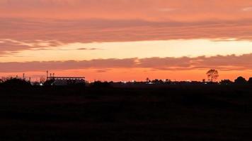 tramonto arancione con nuvole drammatiche foto