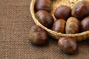 fresco commestibile castagne nel un' cestino foto