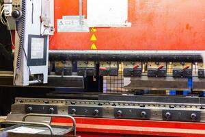 avvicinamento Visualizza di industriale foglio curvatura stampa freno con attrezzo foto