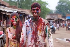 ai generato sorridente coppia, colorato contento facce con vivace colori durante il celebrazione di il holi Festival nel India. neurale Rete generato Immagine foto