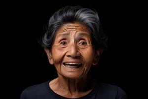 ai generato sorridente dai capelli grigi latino americano donna su nero sfondo. neurale Rete generato fotorealistico Immagine. foto