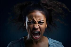 ai generato arrabbiato giovane adulto africano americano donna urlando, testa e le spalle ritratto su nero sfondo. neurale Rete generato fotorealistico Immagine. foto