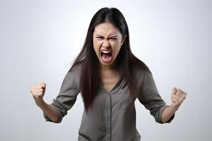 ai generato arrabbiato giovane adulto asiatico donna urla su bianca sfondo. neurale Rete generato fotorealistico Immagine. foto