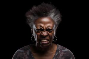 ai generato arrabbiato anziano africano americano donna, testa e le spalle ritratto su nero sfondo. neurale Rete generato Immagine foto