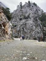 persone camminare lungo il gola lungo il alto scogliere di tacchino goynuk canyon foto