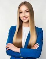 ai generato giovane donna con lungo salutare bionda capelli, capelli cura concetto foto