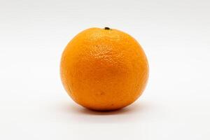 avvicinamento di un' mandarino su un' bianca sfondo foto