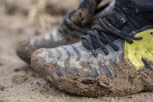 sporco scarpe. scarpe da ginnastica spalmato con sporco suolo. foto