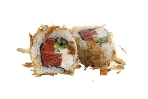 a buon mercato versione di Sushi rotoli su un' bianca sfondo. giapponese cibo di riso e rosso pesce e Filadelfia formaggio lanciato nel asciutto pesce. foto
