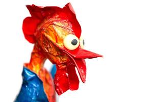 il museruola di un' divertente fiaba Gallo fatto di papier mache su un' bianca sfondo. foto