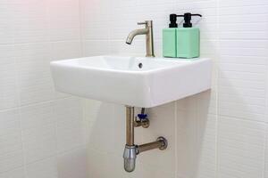un' sospeso rettangolare ceramica lavabo è un' bagno sanitario merce quello è facile per installare e Bellissima. morbido e selettivo messa a fuoco. foto