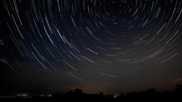 stella sentieri nel il notte cielo. stelle mossa in giro un' polare stella foto