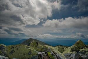 bellissimo nuvole al di sopra di montagne e rocce. Visualizza a partire dal il superiore di il montagna foto