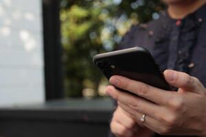 utilizzando smartphone, Telefono nel mano foto