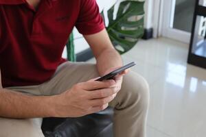 utilizzando smartphone, mano Tenere Telefono, Lavorando a partire dal casa foto