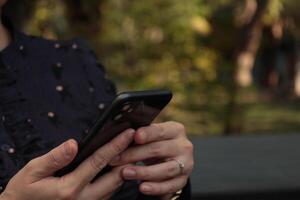 utilizzando smartphone, Telefono nel mano foto