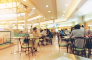 sfocato persone nel cibo centro e caffè negozio ,rottura pranzo tempo foto