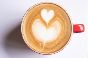 tazza di caffè con un' cuore sagomato bolla riposa su un' bianca sfondo. foto