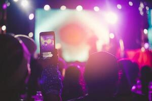 fan siamo avendo divertimento, tutti e due assunzione immagini con il telecamera e mobile Telefono. concerto esecutore foto