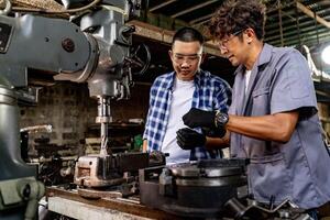 asiatico lavoratore nel produzione pianta perforazione a macchina. professionale lavoratore vicino perforazione macchina su fabbrica. finitura metallo Lavorando interno acciaio superficie su tornio macinino macchina con volante scintille. foto