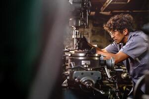 asiatico lavoratore nel produzione pianta perforazione a macchina. professionale lavoratore vicino perforazione macchina su fabbrica. finitura metallo Lavorando interno acciaio superficie su tornio macinino macchina con volante scintille. foto