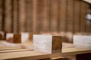 scatola di rivestire di legno. sfondo di pallet legna nel magazzino. modello legna sezione. griglia di legna piazze. il crudo di Materiale legname su pila. foto