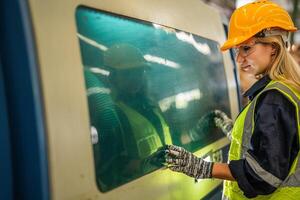 fabbrica ingegnere donna in piedi fiducia per controllo pannello interruttore. lavoratore lavori a pesante macchina a industria fabbrica. con macchinari attrezzatura pianta tecnologia. inteligente industria lavoratore operativo. foto