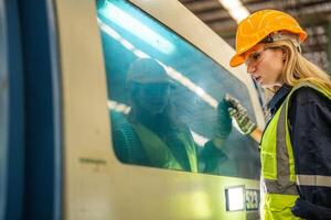 fabbrica ingegnere donna in piedi fiducia per controllo pannello interruttore. lavoratore lavori a pesante macchina a industria fabbrica. con macchinari attrezzatura pianta tecnologia. inteligente industria lavoratore operativo. foto