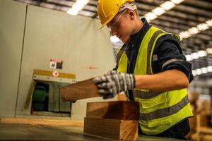 fabbrica ingegnere uomo Lavorando con legname Materiale. lavoratore lavori a pesante macchina a industria fabbrica. con macchinari attrezzatura pianta tecnologia. inteligente industria lavoratore operativo. foto