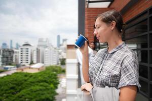 africano attività commerciale inteligente donna sta a all'aperto terrazza costruzione. persone con su mano nel bene sensazione con città spazio costruzione. rilassante di persone attività commerciale mattina. foto