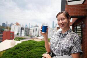 africano attività commerciale inteligente donna sta a all'aperto terrazza costruzione. persone con su mano nel bene sensazione con città spazio costruzione. rilassante di persone attività commerciale mattina. foto