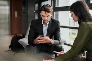 attività commerciale persone avendo divertimento e chat a posto di lavoro ufficio. maschio e femmina collega godere incontro a co Lavorando spazio. colleghi discutere di il progetto nel il ufficio. foto