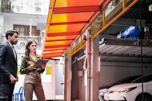 professionale venditore donna vendita macchine per uomo d'affari acquirente. auto i saldi. manager dando suggerimenti per uomo d'affari acquirente nel box auto parcheggio concessionaria negozio. auto commerciante i saldi consulente. foto